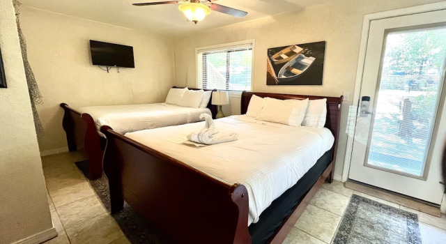 Poolside Queen Cabana with two queen beds, full kitchen and pool access overlooking Lake Ouachita. by RedAwning, Boek Appartementenhotel Hotels in Missouri met zwembad, Zwembad