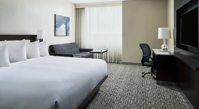 Номер Standard Cleveland Marriott East