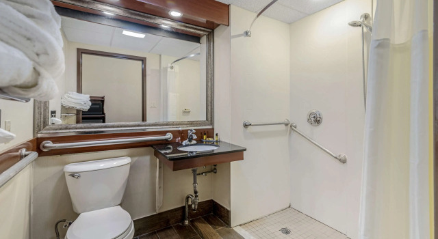 Четырёхместный номер Standard Best Western Plus Augusta Civic Center Inn