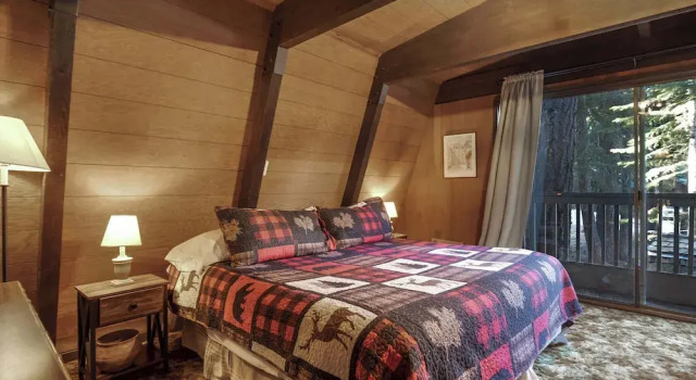 A Frame Hideaway | Floor to Ceiling Windows in the Pines, Забронировать Дом для отпуска Траки Скво-Вэлли, рядом с Поле для гольфа Coyote Moon