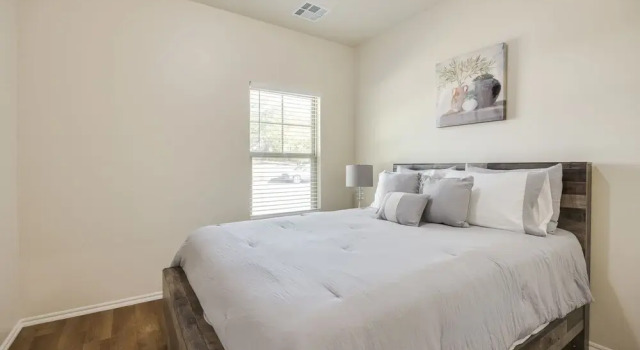Charming Allure Guest House Near Hospitals 2 Bedroom Home by RedAwning, Book Pension Oklahoma City Oklahoma