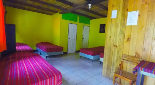 Кровать в общем номере El Portal De Champey