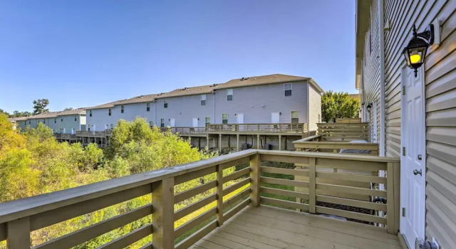 Апартаменты с 3 комнатами с балконом Airy Tallahassee Condo ~ 5 Mi to Downtown!