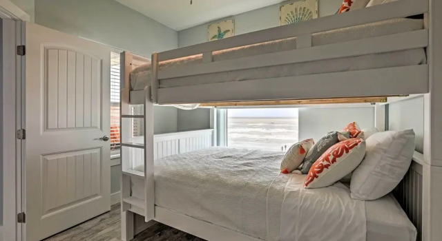 Коттедж ‘Villa Azul’ Home in Galveston w/ Ocean-View Deck