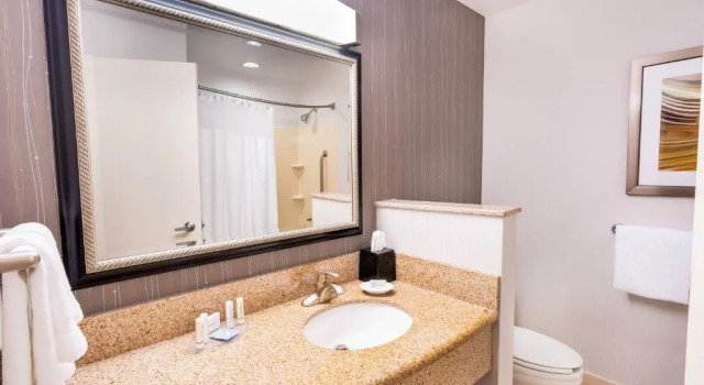 Номер Standard Courtyard by Marriott Kingston