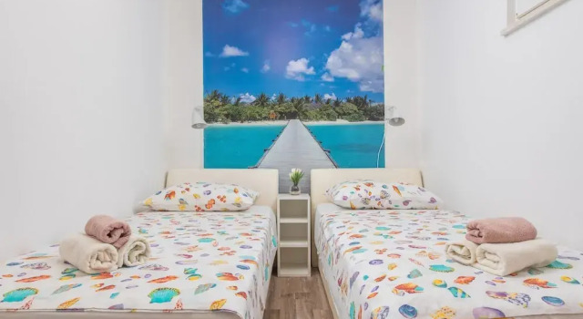 Beachfront villa Mihovil w. beach access, Reserva ahora Villa Kastel Stafilic Kaštela