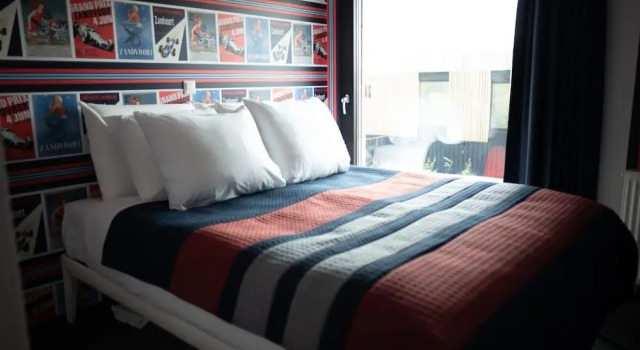 Modern, Trendy F1 Theme Lodge, Near the Sea