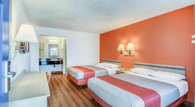 Четырёхместный номер Standard Motel 6-Stockton, CA - Charter Way West