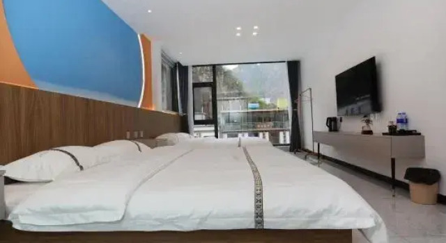 Кровать в общем номере с красивым видом из окна Yesanpo Hongyun Homestay