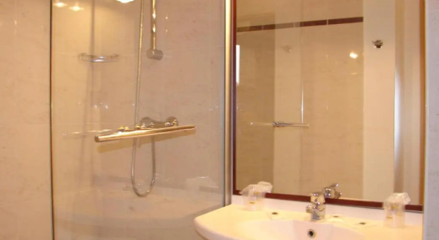 Семейный номер Standard Brit Hotel Châteaudun