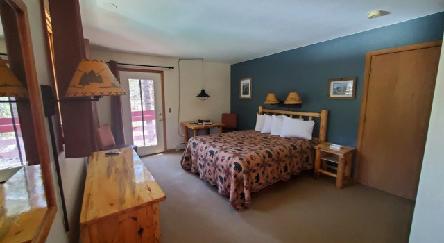 Номер Standard с балконом Swiftcurrent Lodge