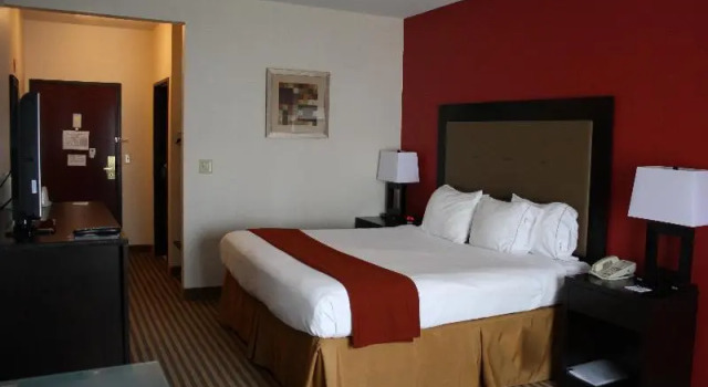Двухместный семейный люкс Holiday Inn Express Hotel & Suites Livingston by IHG