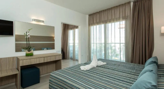 Camera familiare Standard con balcone Kapetanios Bay Hotel Protaras