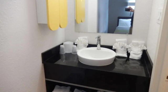 Четырёхместный номер Deluxe Venetian Inn & Suites Houston