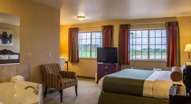 Полулюкс Deluxe Boarders Inn & Suites by Cobblestone Hotels - Shawano