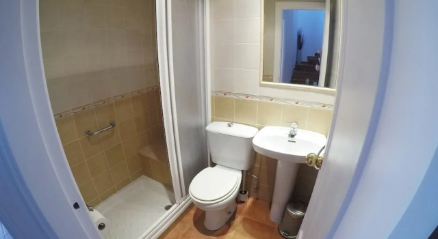 San Pedro, Marbella, Guadavillas Beach Resort. 5 Bed 5 Bath House, Забронировать Вилла Отели Марбелья с парковкой, рядом с Playa de Cortijo Blanco, Парковка