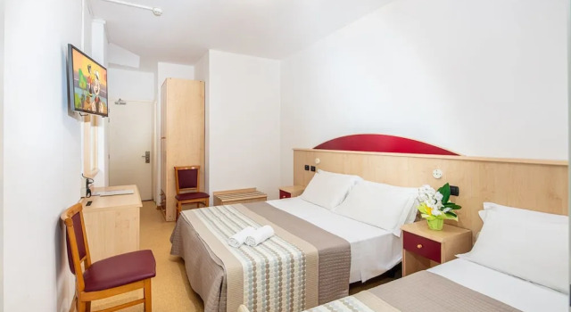 Четырёхместный номер Comfort с балконом Hotel Regina