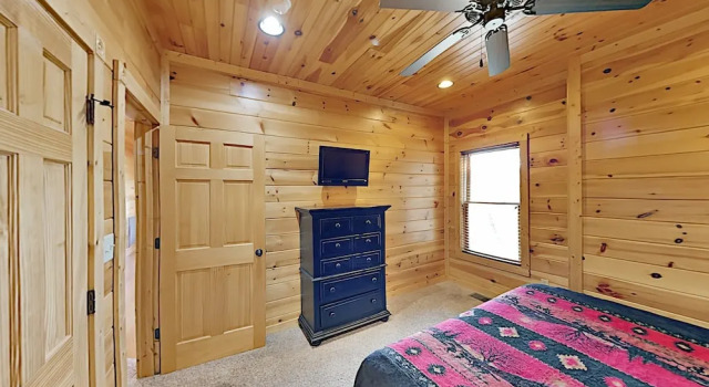 Gatlinburg Falls W/ Hot Tub & Big Views! 2 Bedroom Cabin