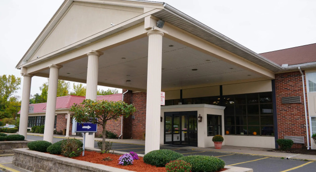 Clarion Inn & Suites East Windsor, Varaa Hotelli Hotellit New England uima-altaalla, Uima-allas