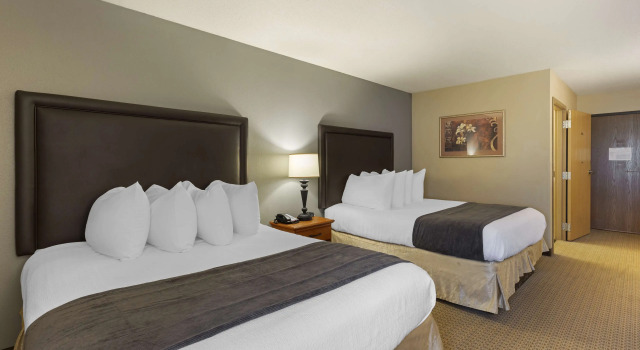 Четырёхместный номер Standard Best Western Plus The Charles Hotel