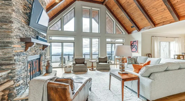 Коттедж Sapphire Mountaintop Cabin w/ Views & 2 Decks