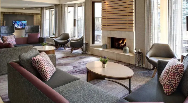 Courtyard by Marriott Milwaukee Brookfield, Varaa Hotelli Brookfield Wisconsin, lähellä Brookfield Square Mall