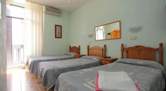 Трёхместный номер Standard Hostal Fuentesol