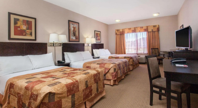 Шестиместный номер Standard Ramada by Wyndham Brooks