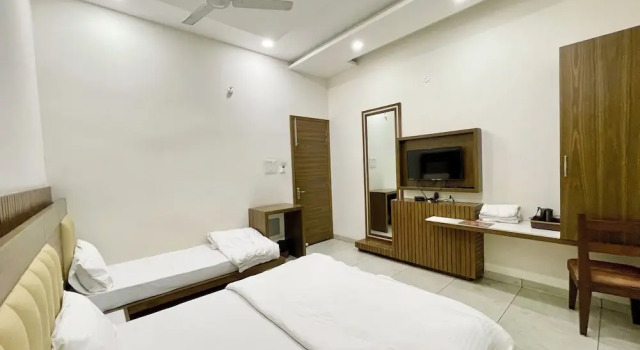 Трёхместный номер Deluxe Hotel Govindam Inn - near Temple