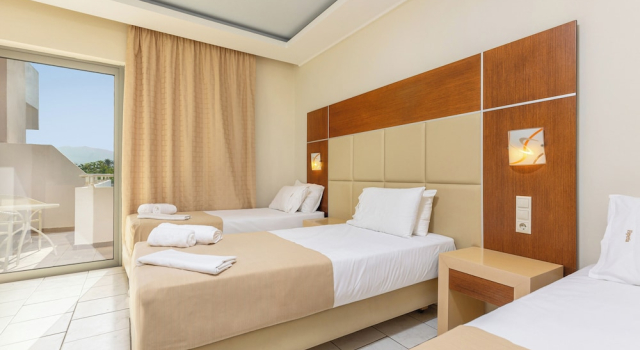 Трёхместный номер Standard с балконом Esperia Hotel