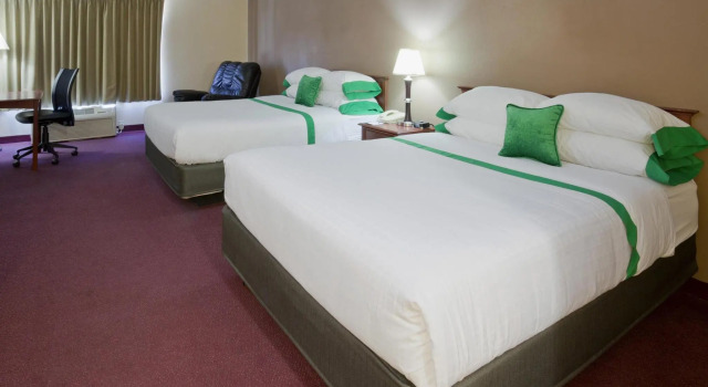Четырёхместный номер Executive Med City Inn & Suites Rochester Mayo Clinic Area