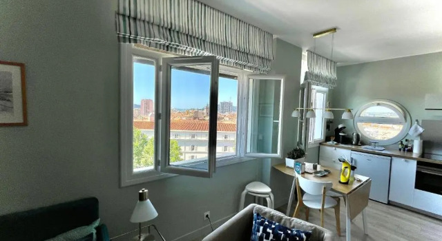 Vue sur rade appartement élégant vaste climatisé étage élevé ascenseur proche parking et toutes commodités au cœur du Toulon historique, Забронировать Апартаменты/квартира Отели Тулона с парковкой, рядом с Jardin Alexandre 1er, Парковка