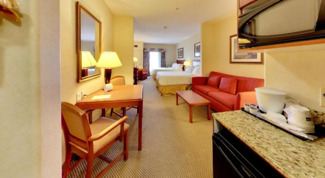 Четырёхместный номер Executive Holiday Inn Express Hotel & Suites - Edmonton International Airport by IHG