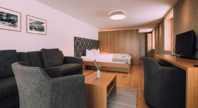 Четырёхместный номер Comfort с балконом и с видом на горы Das Naturhotel Chesa Valisa