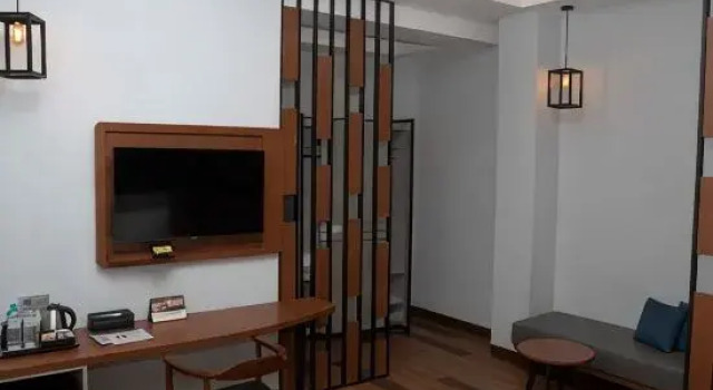 Полулюкс Hotel Roditha