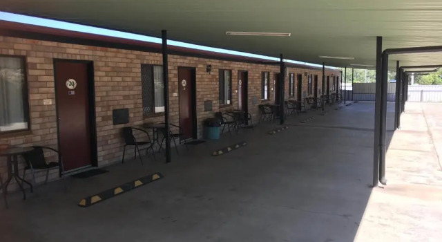 Номер Superior Miles Outback Motel