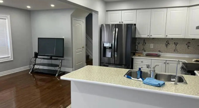 cheerfully 3 bedroom home with free parking & wifi, Varaa Hotelli Brampton 
