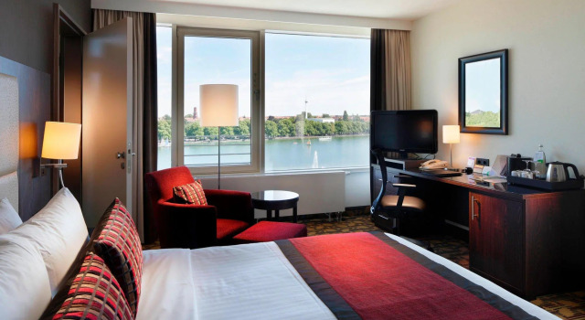 Двухместный номер Standard с видом на озеро Courtyard by Marriott Hannover Maschsee
