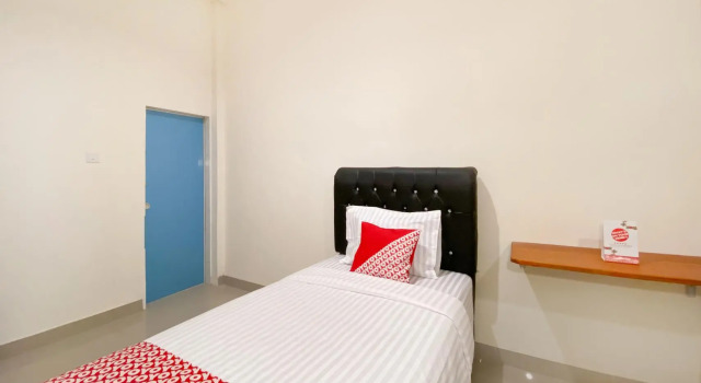 Номер Standard Urbanview Hotel Falah Residence Syariah By RedDoorz