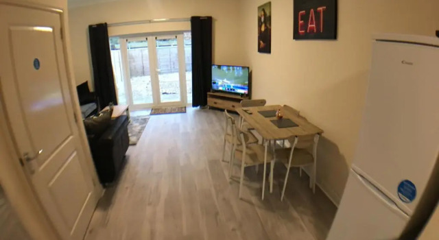Very LARGE 4 Bed House, 3 Bathrooms, 5 Smart TV's & VAN PARKING