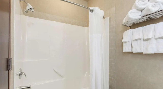 Четырёхместный номер Standard Ramada by Wyndham Camrose