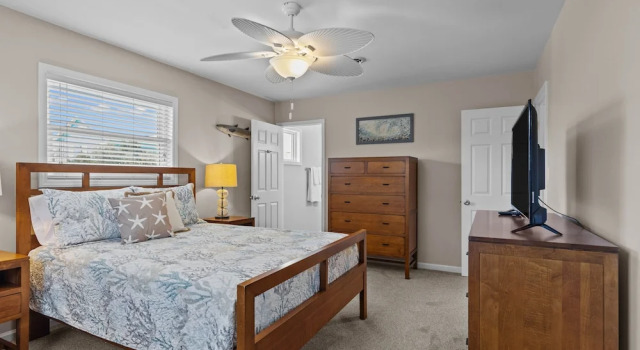 Colorful Emerald Isle Home: Just Steps to Beach!, Забронировать Дом для отпуска Эмералд-Айл Северная Каролина