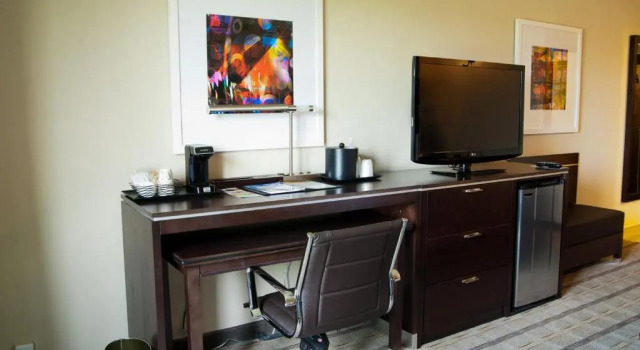 Holiday Inn Charlotte Airport by IHG, Забронировать Отель Шарлотте Северная Каролина