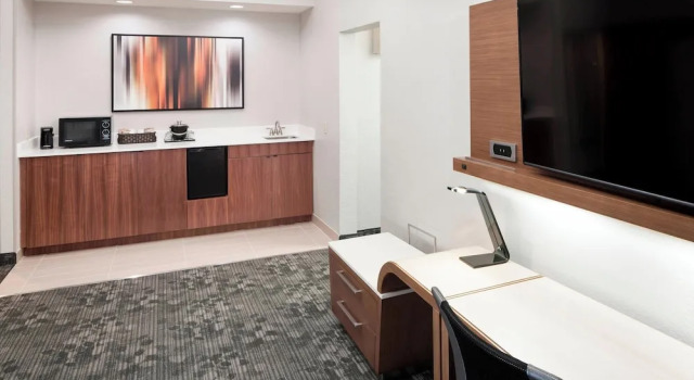 Люкс c 1 комнатой с балконом Courtyard by Marriott Pensacola
