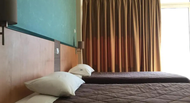 Четырёхместный номер Standard с балконом Hotel Ostria