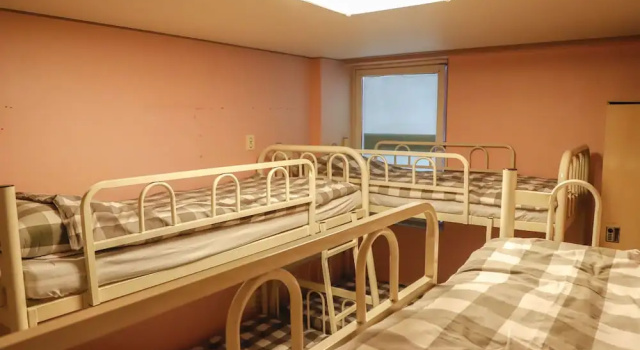 Кровать в общем номере Busan Sukbak Dot Com Guesthouse