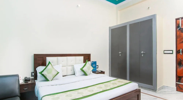 OYO 13478 Hotel Surabhi Garden, Забронировать Отель Отели Гомти Нагара с парковкой, Парковка