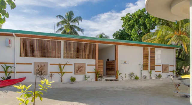 Отель Dhiffushi White Sand Beach