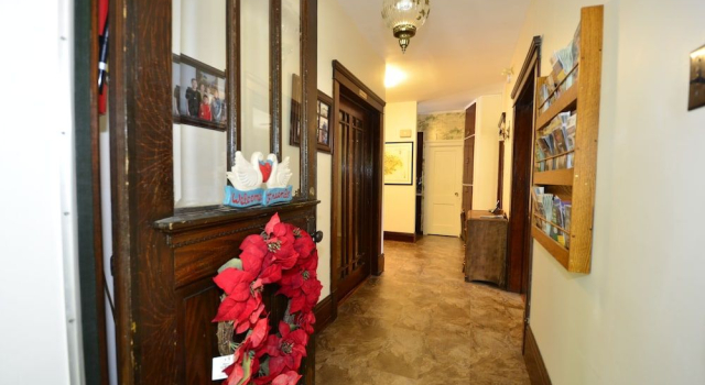 Ambassador B&B Guest Home, Забронировать Отель «постель и завтрак» Отели Стратфорд с завтраком, рядом с Место проведения Стратфордского театрального фестиваля, Завтраки