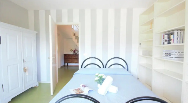 White House, Prenota Hotel Cremia Como